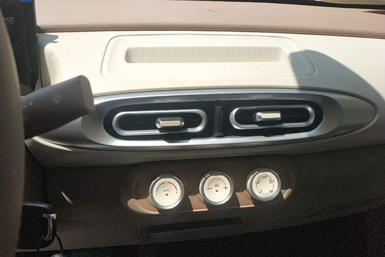 Used Wuling Hongguang MINIEV 2025 Four-Door Version Advanced Edition Audio And AC Panel