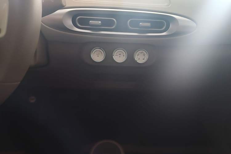 Used Wuling Hongguang MINIEV 2025 Four-Door Version Premium Edition Audio And AC Panel