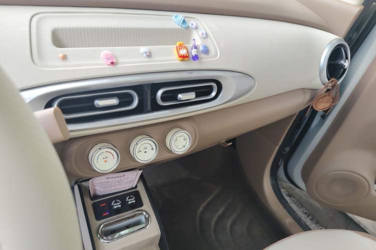 Used Wuling Hongguang MINIEV 2025 Four-Door Version Advanced Edition Audio And AC Panel