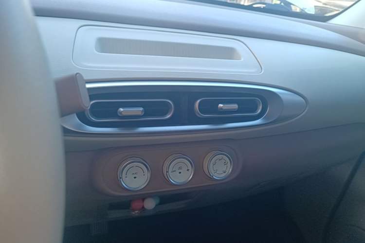 Used Wuling Hongguang MINIEV 2025 Four-Door Version Advanced Edition Audio And AC Panel