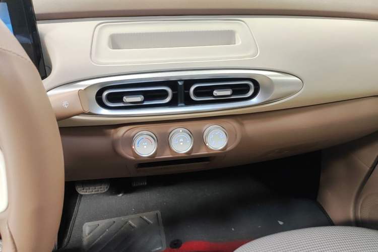Used Wuling Hongguang MINIEV 2025 Four-Door Version Advanced Edition Audio And AC Panel