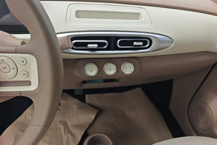 Used Wuling Hongguang MINIEV 2025 Four-Door Version Advanced Edition Audio And AC Panel
