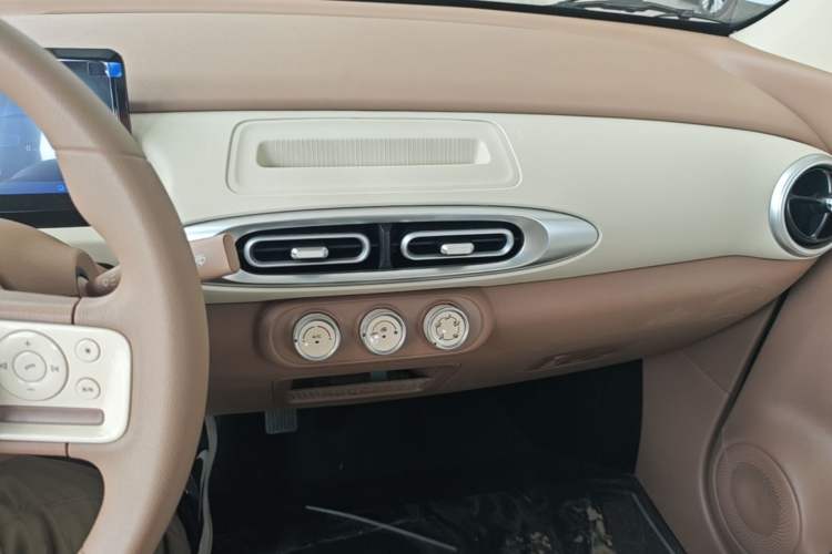 Used Wuling Hongguang MINIEV 2025 Four-Door Version Advanced Edition Audio And AC Panel