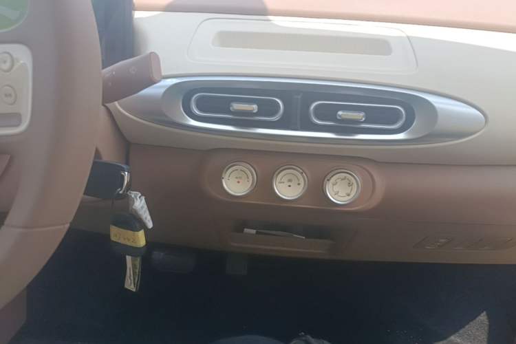 Used Wuling Hongguang MINIEV 2025 Four-Door Version Advanced Edition Audio And AC Panel