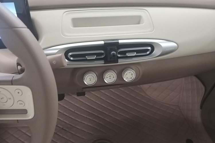 Used Wuling Hongguang MINIEV 2025 Four-Door Version Premium Edition Audio And AC Panel