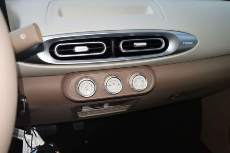Used Wuling Hongguang MINIEV 2025 Four-Door Version Advanced Edition Audio And AC Panel