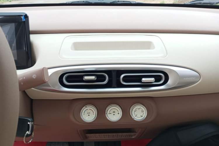 Used Wuling Hongguang MINIEV 2025 Four-Door Version Advanced Edition Audio And AC Panel