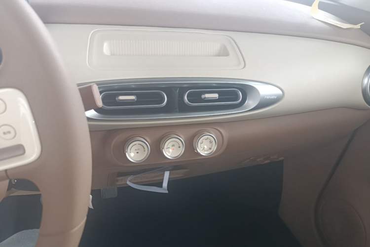 Used Wuling Hongguang MINIEV 2025 Four-Door Version Advanced Edition Audio And AC Panel