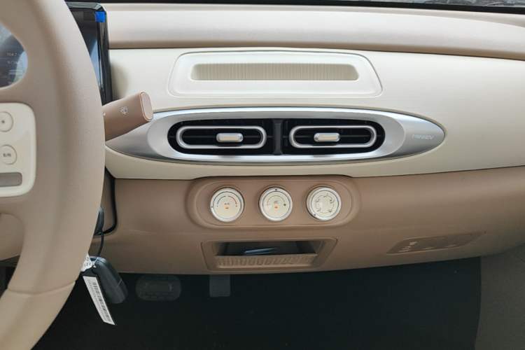Used Wuling Hongguang MINIEV 2025 Four-Door Version Advanced Edition Audio And AC Panel