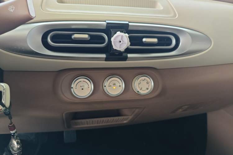 Used Wuling Hongguang MINIEV 2025 Four-Door Version Advanced Edition Audio And AC Panel