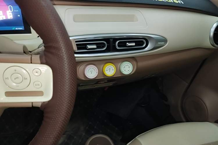 Used Wuling Hongguang MINIEV 2025 Four-Door Version Advanced Edition Audio And AC Panel