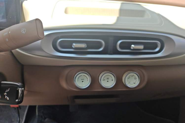 Used Wuling Hongguang MINIEV 2025 Four-Door Version Advanced Edition Audio And AC Panel