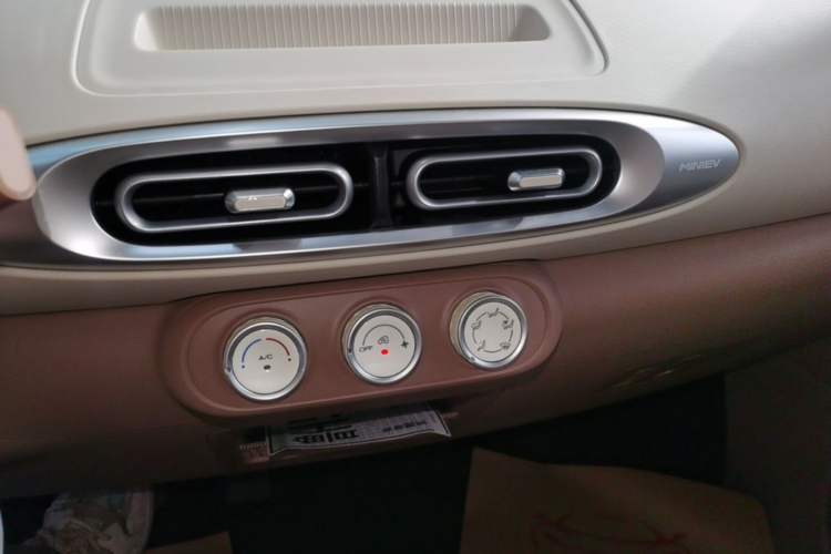 Used Wuling Hongguang MINIEV 2025 Four-Door Version Advanced Edition Audio And AC Panel