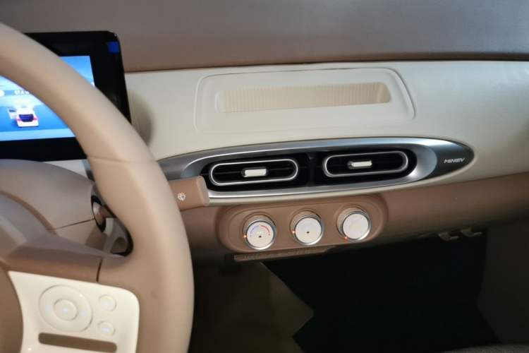 Used Wuling Hongguang MINIEV 2025 Four-Door Version Advanced Edition Audio And AC Panel