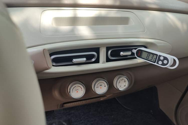 Used Wuling Hongguang MINIEV 2025 Four-Door Version Advanced Edition Audio And AC Panel