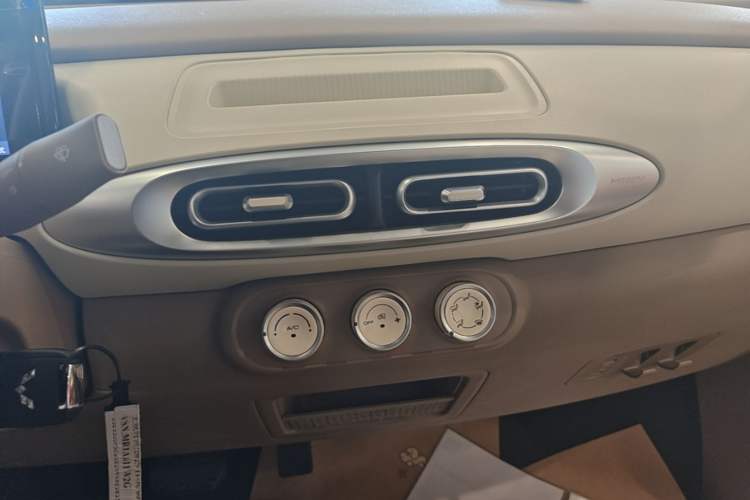 Used Wuling Hongguang MINIEV 2025 Four-Door Version Advanced Edition Audio And AC Panel