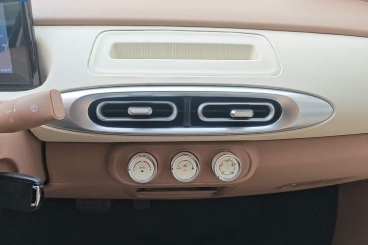 Used Wuling Hongguang MINIEV 2025 Four-Door Version Advanced Edition Audio And AC Panel