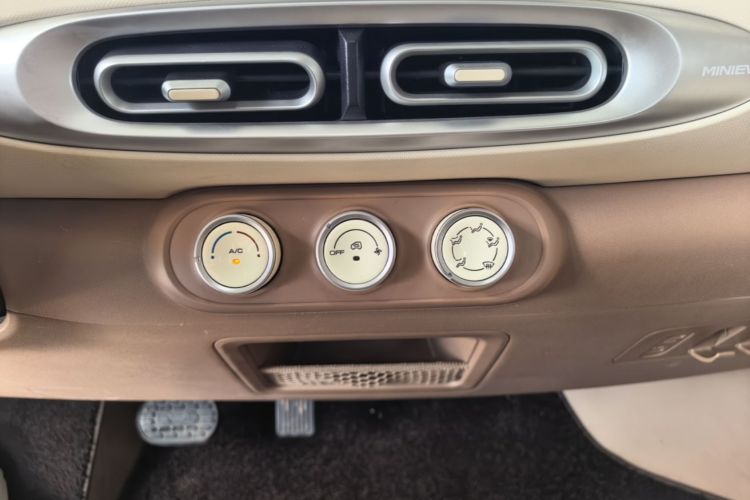 Used Wuling Hongguang MINIEV 2025 Four-Door Version Advanced Edition Audio And AC Panel