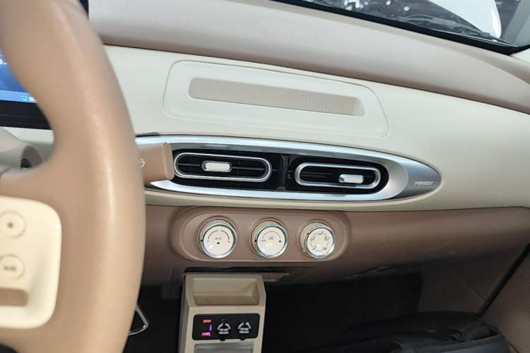 Used Wuling Hongguang MINIEV 2025 Four-Door Version Advanced Edition Audio And AC Panel