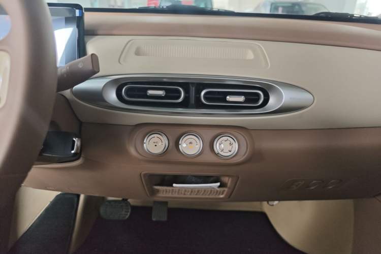Used Wuling Hongguang MINIEV 2025 Four-Door Version Advanced Edition Audio And AC Panel
