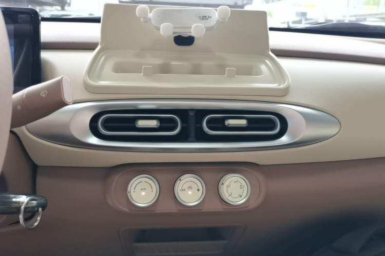 Used Wuling Hongguang MINIEV 2025 Four-Door Version Advanced Edition Audio And AC Panel