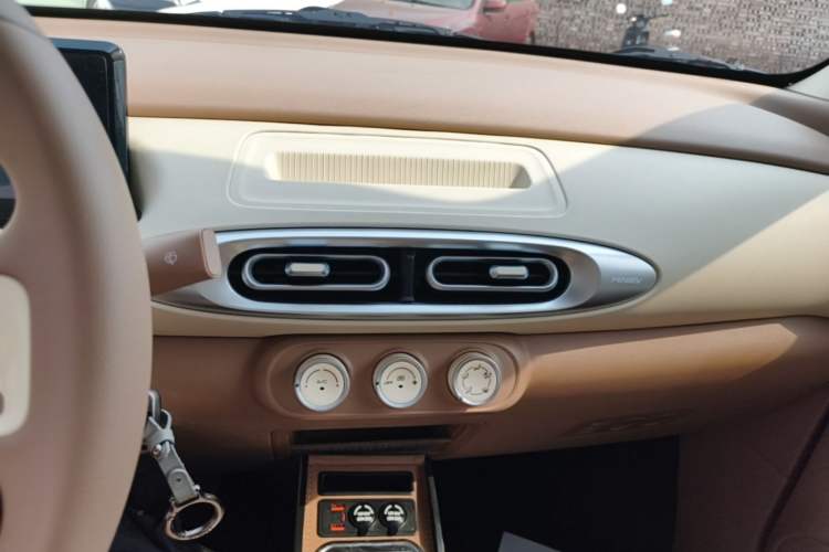 Used Wuling Hongguang MINIEV 2025 Four-Door Version Advanced Edition Audio And AC Panel