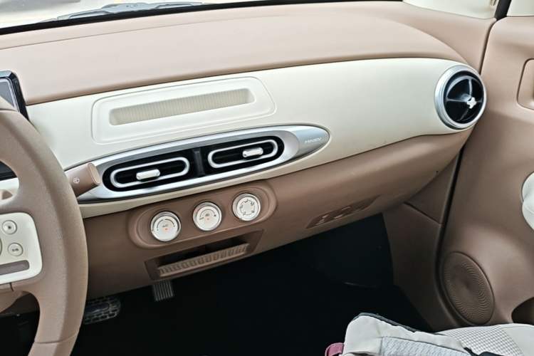 Used Wuling Hongguang MINIEV 2025 Four-Door Version Advanced Edition Audio And AC Panel