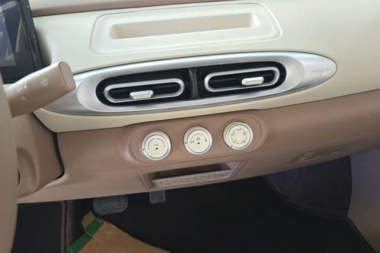 Used Wuling Hongguang MINIEV 2025 Four-Door Version Advanced Edition Audio And AC Panel