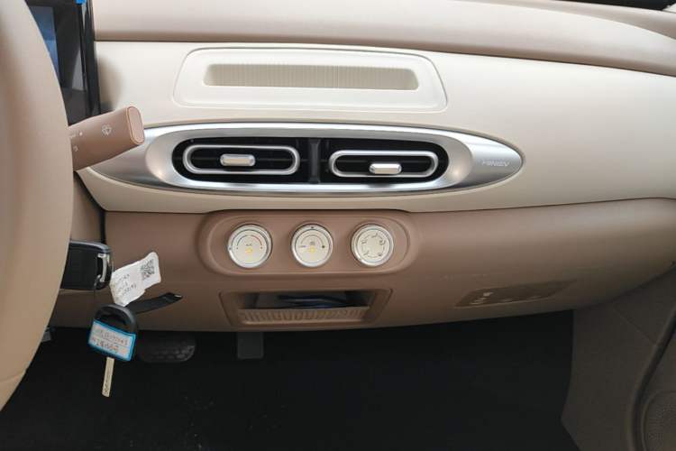 Used Wuling Hongguang MINIEV 2025 Four-Door Version Advanced Edition Audio And AC Panel