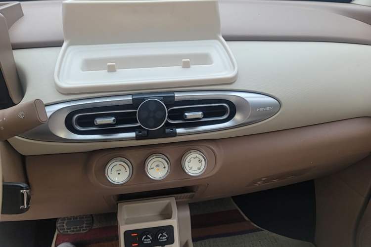 Used Wuling Hongguang MINIEV 2025 Four-Door Version Advanced Edition Audio And AC Panel