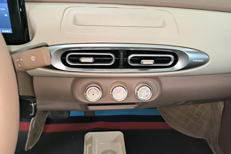 Used Wuling Hongguang MINIEV 2025 Four-Door Version Advanced Edition Audio And AC Panel