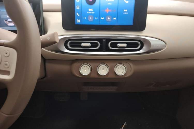 Used Wuling Hongguang MINIEV 2025 Four-Door Version Premium Edition Audio And AC Panel