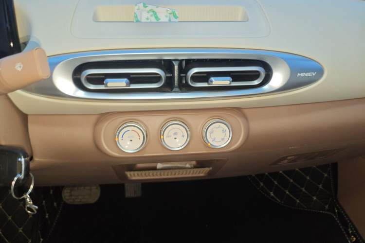 Used Wuling Hongguang MINIEV 2025 Four-Door Version Advanced Edition Audio And AC Panel