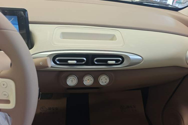 Used Wuling Hongguang MINIEV 2025 Four-Door Version Advanced Edition Audio And AC Panel
