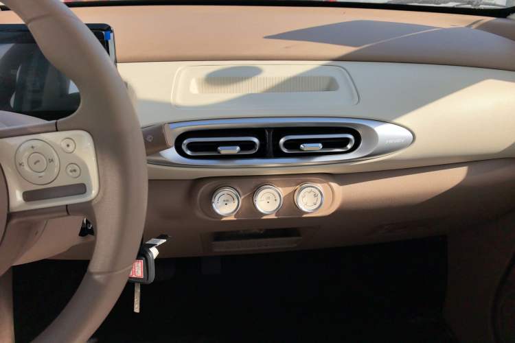 Used Wuling Hongguang MINIEV 2025 Four-Door Version Advanced Edition Audio And AC Panel