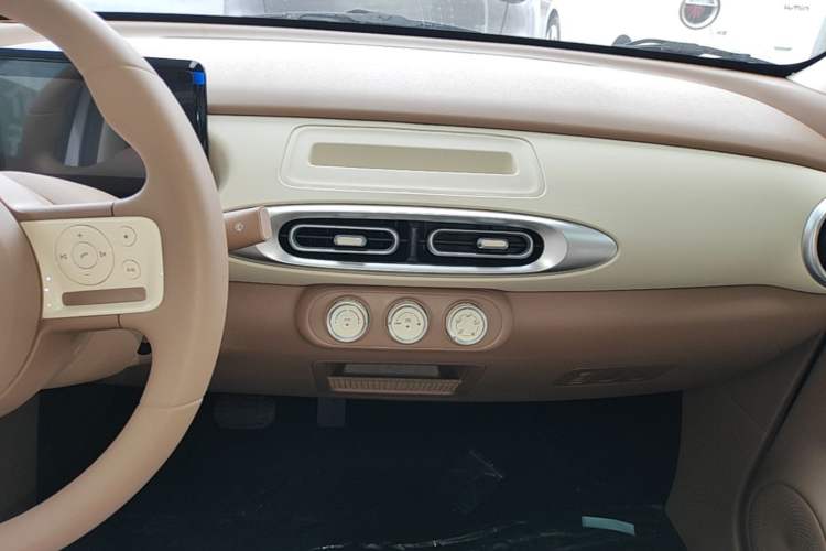 Used Wuling Hongguang MINIEV 2025 Four-Door Version Advanced Edition Audio And AC Panel