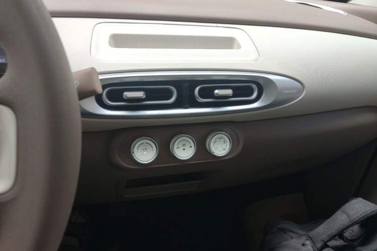 Used Wuling Hongguang MINIEV 2025 Four-Door Version Advanced Edition Audio And AC Panel