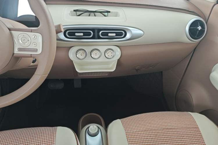 Used Wuling Hongguang MINIEV 2025 Four-Door Version Advanced Edition Audio And AC Panel