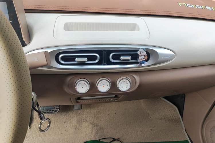 Used Wuling Hongguang MINIEV 2025 Four-Door Version Advanced Edition Audio And AC Panel
