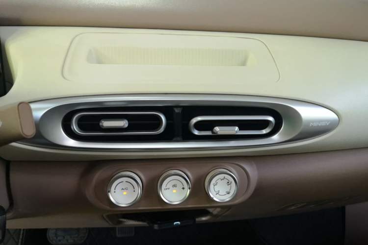 Used Wuling Hongguang MINIEV 2025 Four-Door Version Advanced Edition Audio And AC Panel
