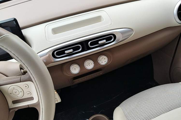 Used Wuling Hongguang MINIEV 2025 Four-Door Version Premium Edition Audio And AC Panel