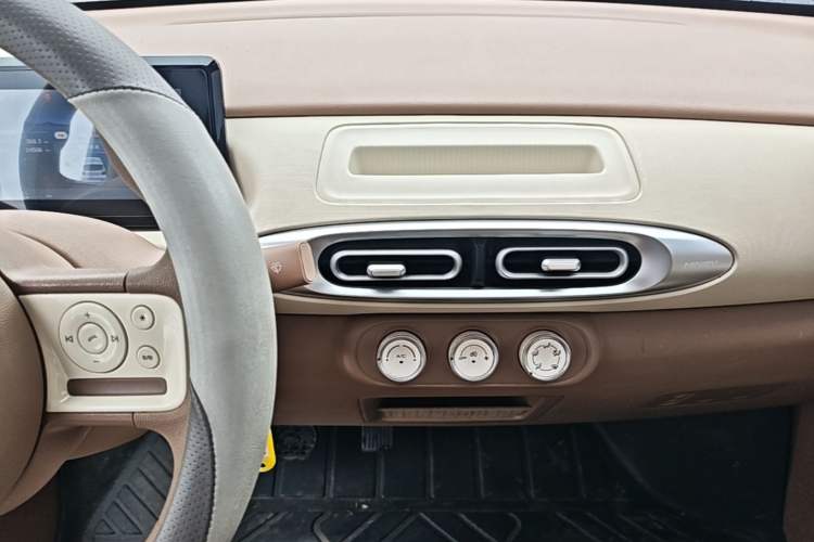 Used Wuling Hongguang MINIEV 2025 Four-Door Version Advanced Edition Audio And AC Panel