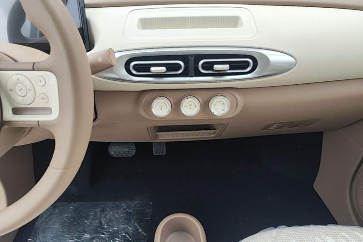 Used Wuling Hongguang MINIEV 2025 Four-Door Version Advanced Edition Audio And AC Panel