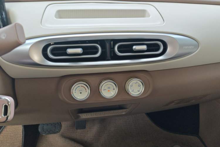 Used Wuling Hongguang MINIEV 2025 Four-Door Version Advanced Edition Audio And AC Panel