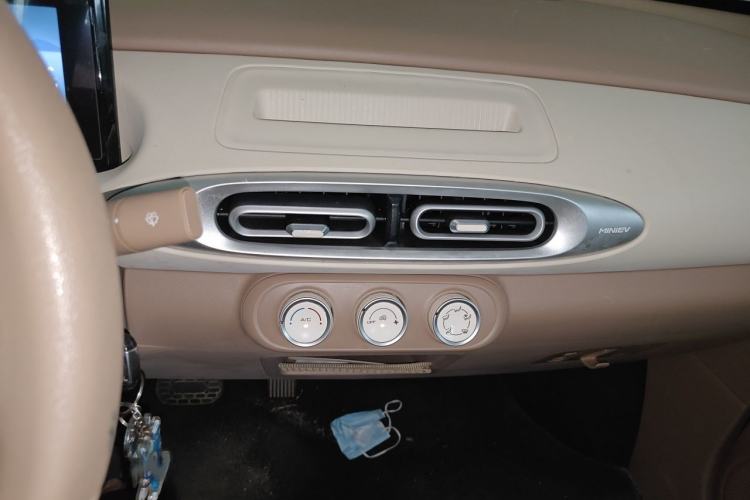 Used Wuling Hongguang MINIEV 2025 Four-Door Version Advanced Edition Audio And AC Panel