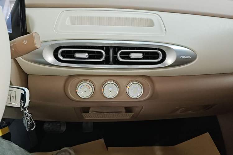 Used Wuling Hongguang MINIEV 2025 Four-Door Version Advanced Edition Audio And AC Panel