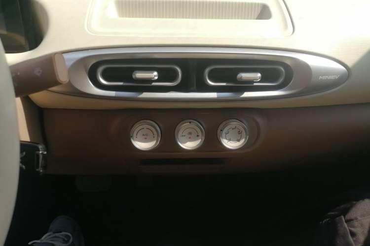 Used Wuling Hongguang MINIEV 2025 Four-Door Version Advanced Edition Audio And AC Panel