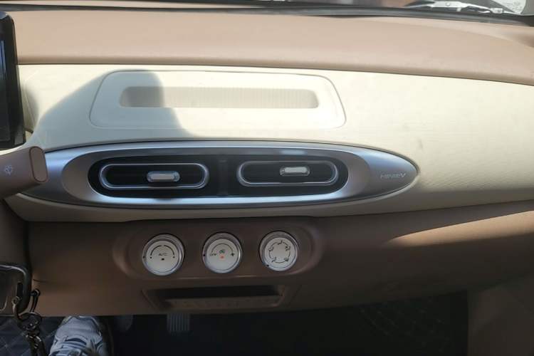 Used Wuling Hongguang MINIEV 2025 Four-Door Version Advanced Edition Audio And AC Panel