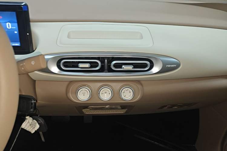 Used Wuling Hongguang MINIEV 2025 Four-Door Version Advanced Edition Audio And AC Panel