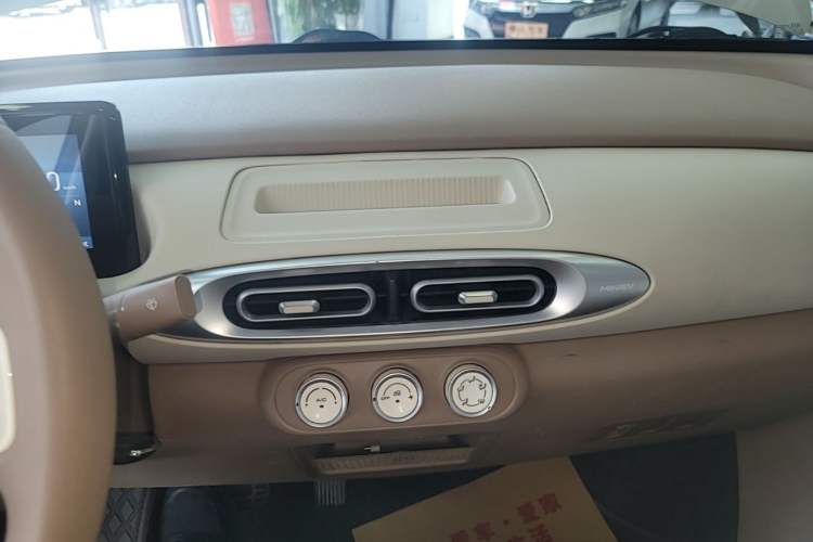 Used Wuling Hongguang MINIEV 2025 Four-Door Version Advanced Edition Audio And AC Panel